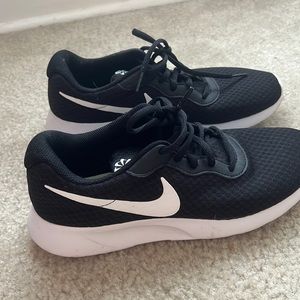 Black Nike tennis shoes